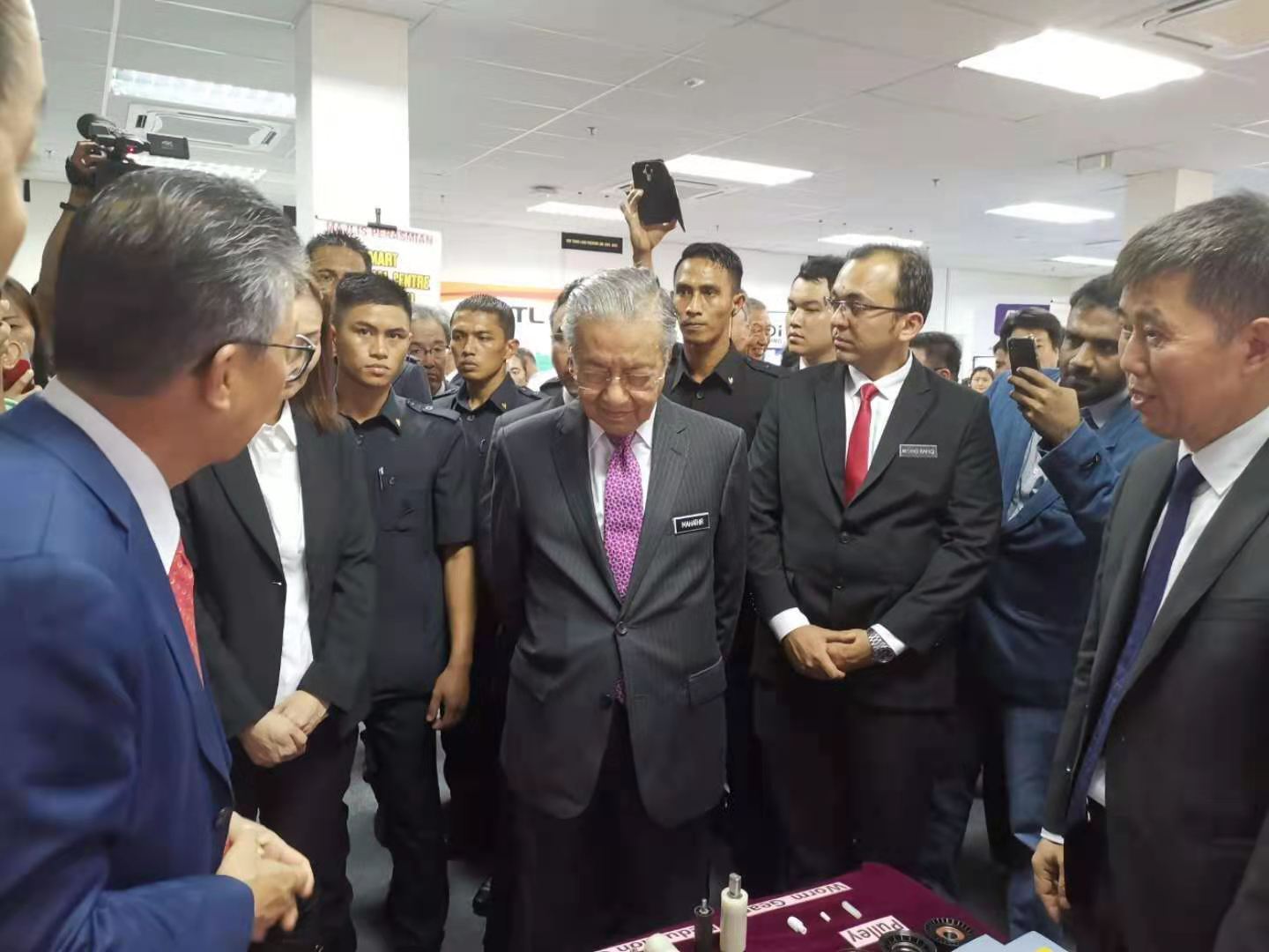 马来西亚首相马哈蒂尔参观 MAXIM的展会摊位